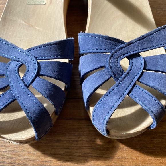 Elegant Blue Suede Sandals - Picture 9 of 10